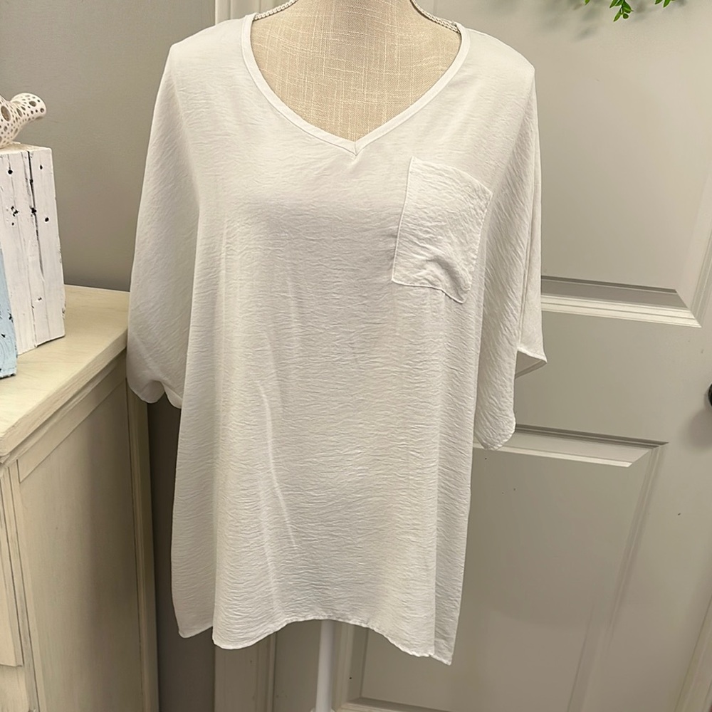 Urban Daizy Size 2X Women's White V-Neck Top